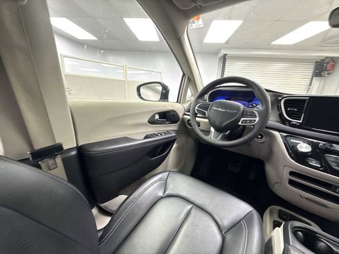 Used 2024 Chrysler Pacifica Touring-L image 15