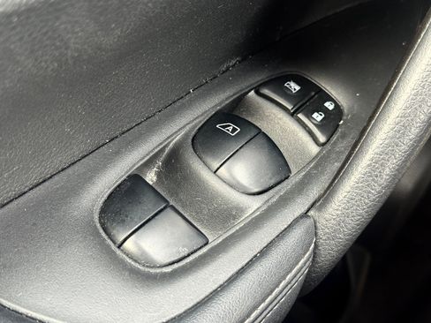 Used 2019 Nissan Rogue SV image 20