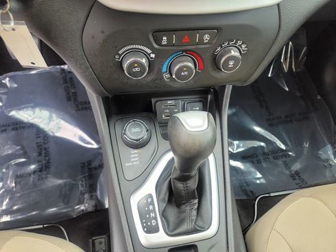 Used 2018 Jeep Cherokee Latitude AWD/4WD image 21