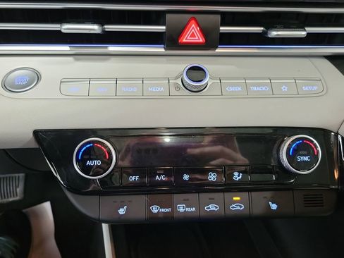 Used 2024 Hyundai Elantra Limited image 37