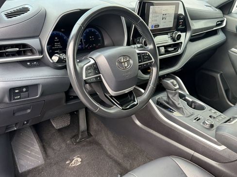 Used 2025 Toyota Highlander XSE AWD/4WD image 4