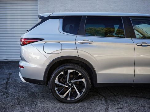 Used 2023 Mitsubishi Outlander SE image 15
