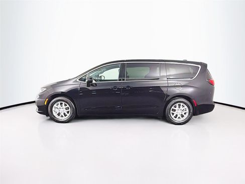 Used 2025 Chrysler Pacifica Select FWD image 8