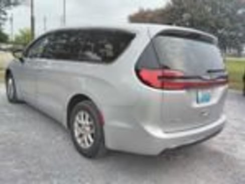Used 2024 Chrysler Pacifica Touring-L FWD image 7