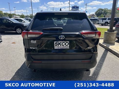 Used 2022 Toyota RAV4 XLE w/ Convenience Package image 4