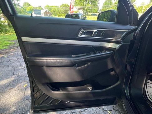 Used 2017 Ford Explorer XLT w/ Equipment Group 201A AWD/4WD image 16