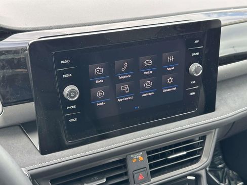 New 2025 Volkswagen Taos SE FWD image 19