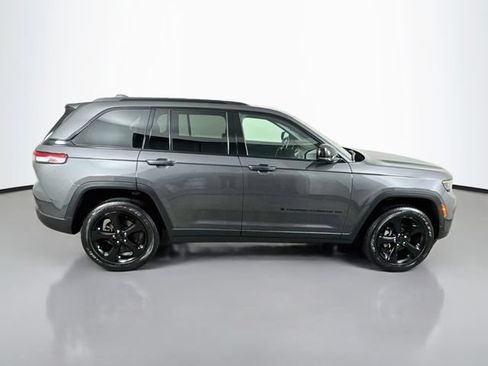 Used 2024 Jeep Grand Cherokee Altitude AWD/4WD image 5