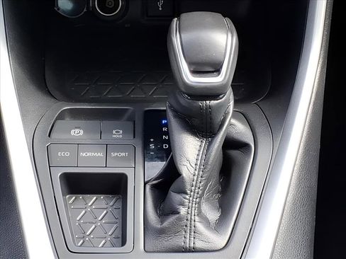 Used 2020 Toyota RAV4 XLE Premium image 24