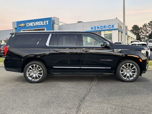 Used 2022 GMC Yukon XL SLT w/ SLT Premium Package image 11