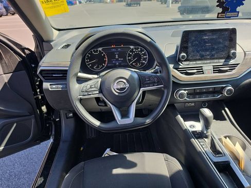 Used 2025 Nissan Altima 2.5 SV FWD image 11