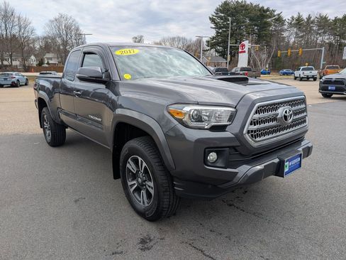 Used 2017 Toyota Tacoma TRD Sport image 7