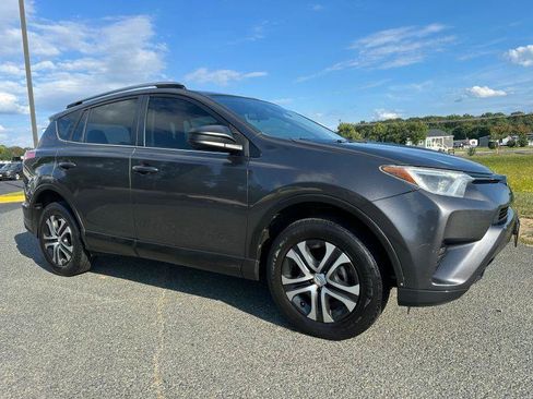 Used 2017 Toyota RAV4 LE FWD image 2