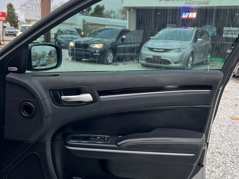 Used 2018 Chrysler 300 S image 18