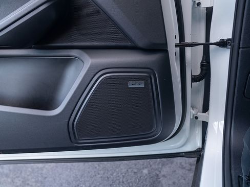 Certified 2025 Porsche Macan Turbo AWD/4WD image 19