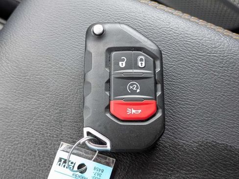 Used 2025 Jeep Gladiator Sport AWD/4WD image 28