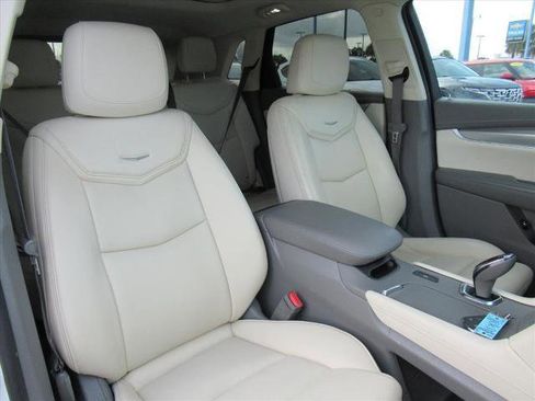 Used 2017 Cadillac XT5 Luxury w/ LPO, Wheel Lock Package image 8