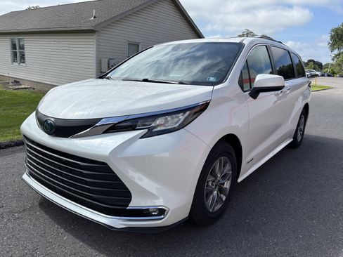 Used 2021 Toyota Sienna XLE w/ XLE Plus Package FWD image 8