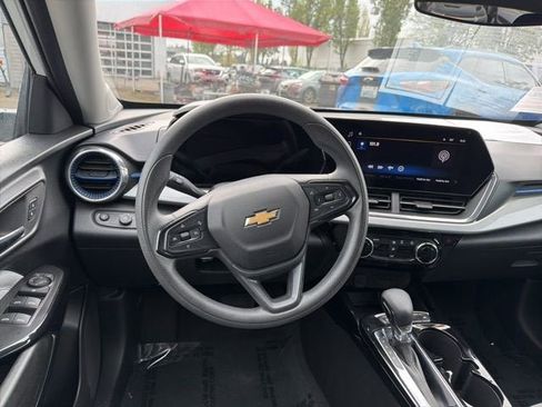 Used 2025 Chevrolet Trax LT FWD image 13