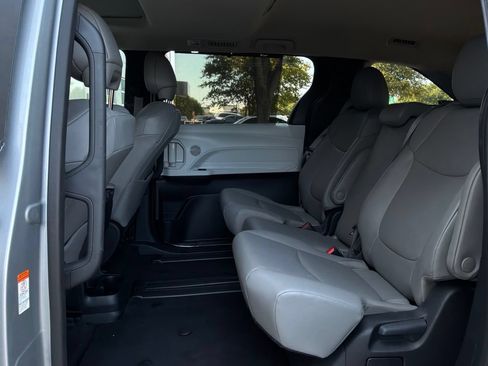 Used 2025 Toyota Sienna XLE FWD image 12