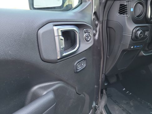 Used 2025 Jeep Wrangler Unlimited Rubicon 4xe w/ Convenience Group AWD/4WD image 7