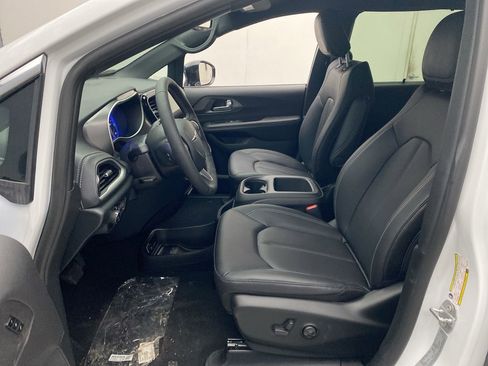 New 2026 Chrysler Pacifica Select image 13