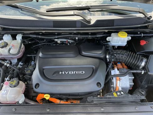 Used 2024 Chrysler Pacifica Limited FWD image 35