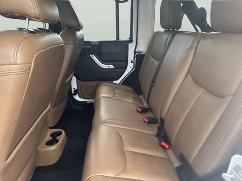 Used 2015 Jeep Wrangler Unlimited Sahara w/ Dual Top Group AWD/4WD image 21