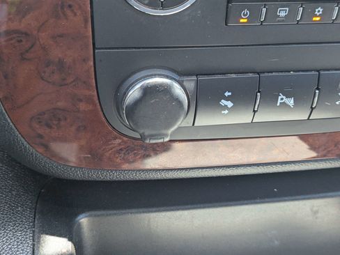 Used 2011 Chevrolet Suburban 2500 LT w/ Luxury Package AWD/4WD image 23