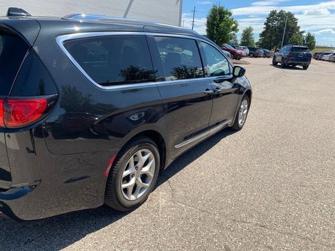 Used 2018 Chrysler Pacifica Touring-L Plus w/ Tire & Wheel Group FWD image 4