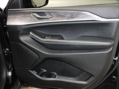 Used 2023 Jeep Grand Cherokee Limited image 23