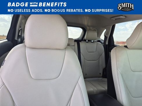 Used 2018 Ford Edge Titanium w/ Technology Package FWD image 13