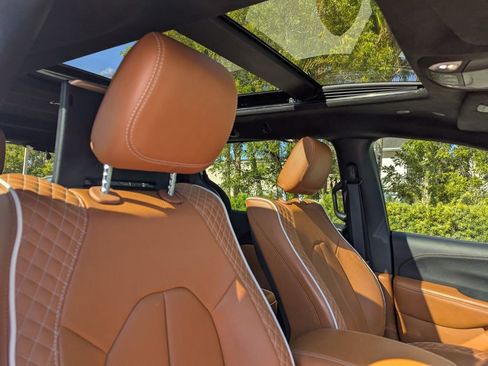 Used 2025 Chrysler Pacifica Pinnacle w/ Trailer Tow Group image 11