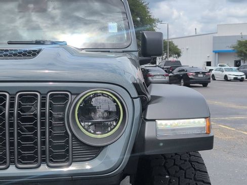 Used 2025 Jeep Gladiator Mojave w/ Convenience Group AWD/4WD image 13