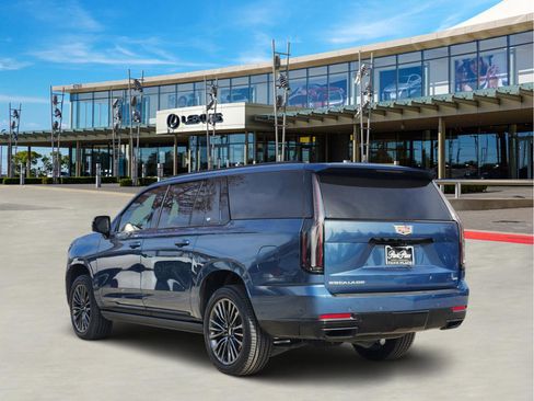 Used 2025 Cadillac Escalade ESV Sport Platinum image 4