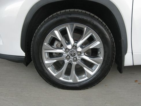 Used 2023 Toyota Highlander Limited image 30