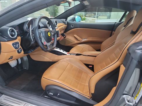 Used 2017 Ferrari California T RWD image 33