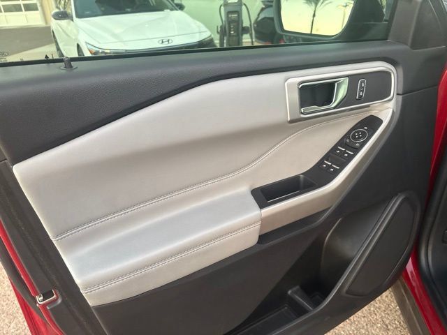 Used 2022 Ford Explorer XLT w/ Equipment Group 202A RWD image 8