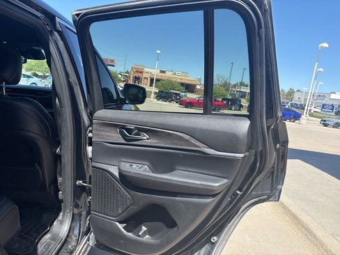 Used 2024 Jeep Grand Cherokee Limited image 29