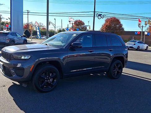 Used 2023 Jeep Grand Cherokee Altitude image 6