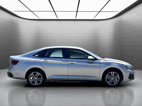 Used 2024 Volkswagen Jetta SE FWD image 7