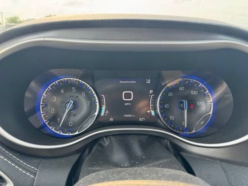 Used 2022 Chrysler Pacifica Touring-L FWD image 17