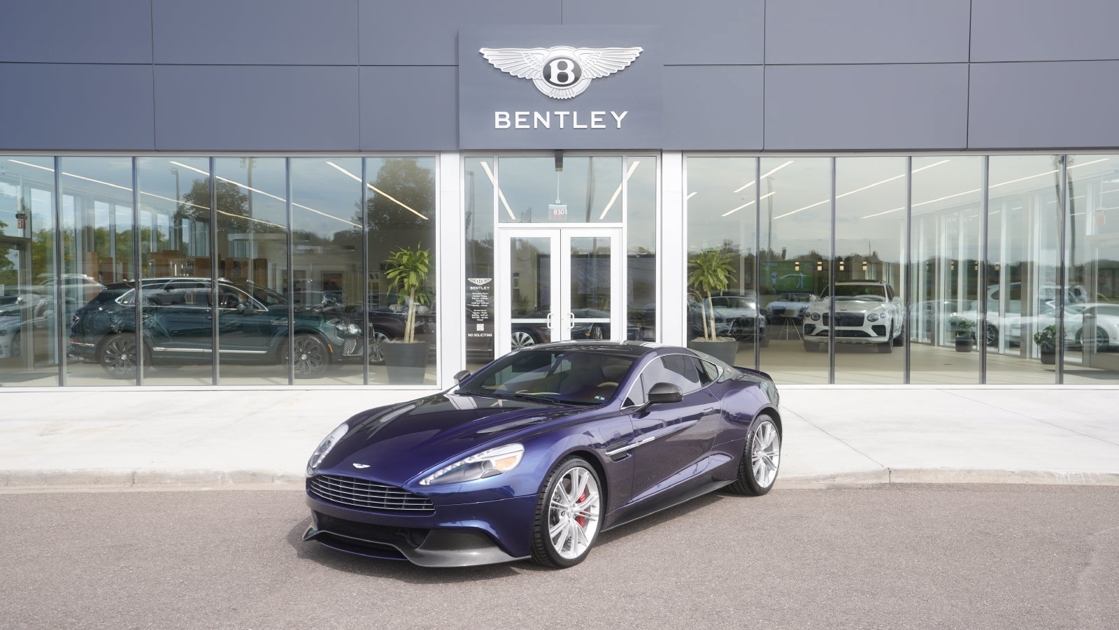 Used 2015 Aston Martin Vanquish Coupe RWD image 1