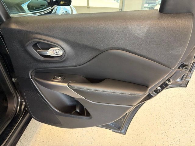 Used 2022 Jeep Cherokee Limited AWD/4WD image 43