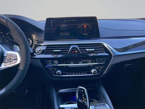 Used 2018 BMW 540i xDrive w/ M Sport Package image 9