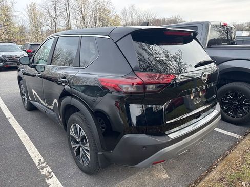 Used 2023 Nissan Rogue SV image 3