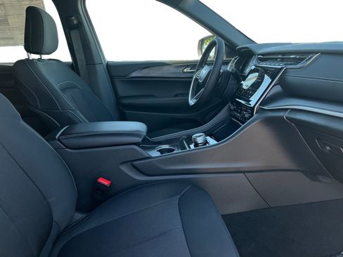 New 2025 Jeep Grand Cherokee Laredo image 24