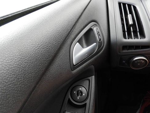 Used 2017 Ford Focus SE FWD image 18
