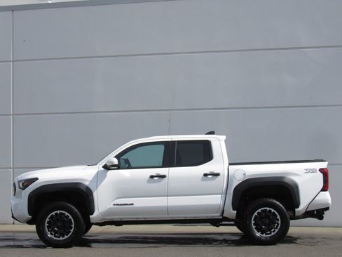 Certified 2024 Toyota Tacoma TRD Off-Road AWD/4WD image 4