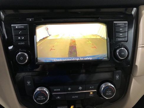 Used 2018 Nissan Rogue SV image 16